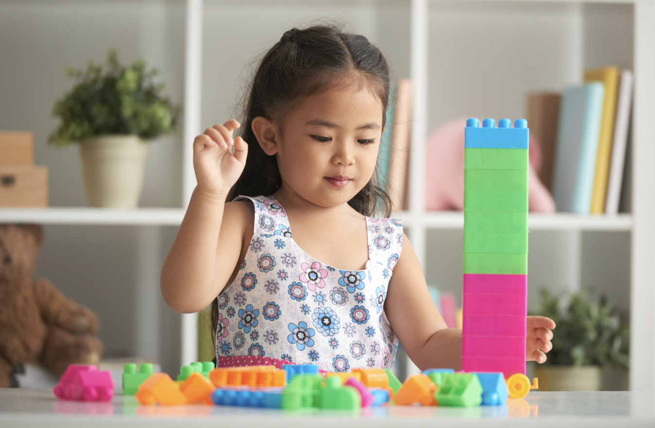 balita suka merusak barang, penyebab anak merusak barang, cara menghadapi balita kreatif, balita eksplorasi barang, tips anak menghargai barang, Bunda, si Kecil